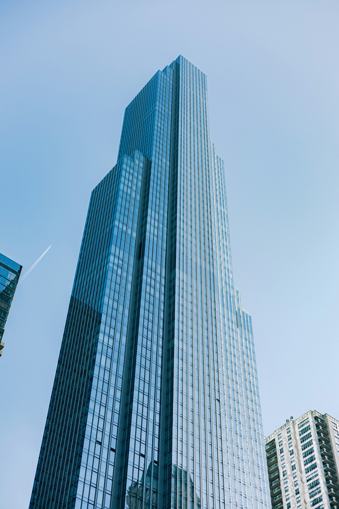 Fachada de edifício contemporâneo vista de baixo, representando novos projetos